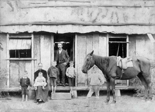 Lowe family, Resolute commune, 1895