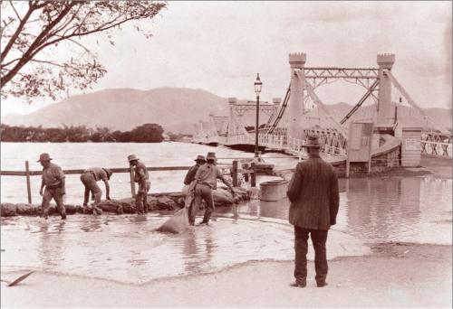 Sandbagging the southern approach to the Fitzroy River Bridge, Rockhampton, 1918