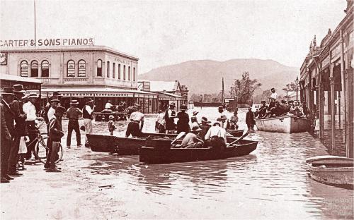 Ferry boats at corner of East and William Street, Rockhampton, 1918