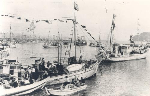 The pearling fleet leaves Kushimoto, 1953