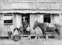 Lowe family, Resolute commune, 1895