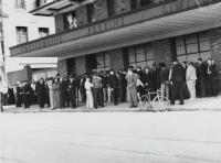 Queue for employment, Castlemaine Perkins Brewery, Milton, c1937