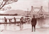 Sandbagging the southern approach to the Fitzroy River Bridge, Rockhampton, 1918