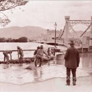 Sandbagging the southern approach to the Fitzroy River Bridge, Rockhampton, 1918